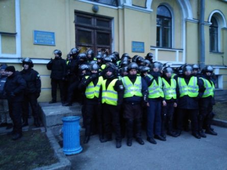 Силовики заблокировали вход в Октябрьский дворец, куда после митинга у Майдана Независимости отправился Михеил Саакашвили с группой своих сторонников.