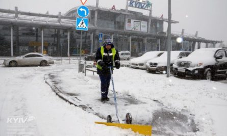 Складні метеорологічні умови в Києві, що встановилися 18 грудня, ускладнили діяльність міжнародного аеропорту Київ (Жуляни), частину рейсів довелося перенести до аеропорту Бориспіль.