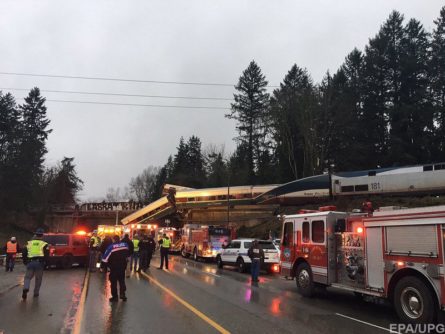В результате железнодорожной аварии в штате Вашингтон, США, пострадали по меньшей мере 77 человек, еще трое погибли.