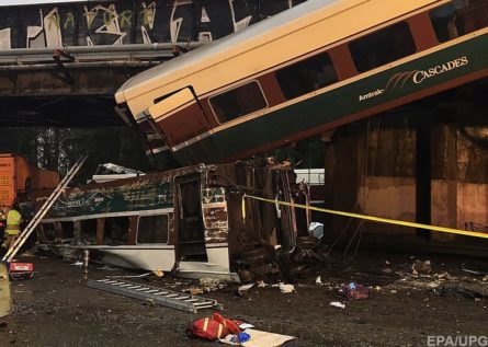 Внаслідок залізничної аварії в штаті Вашингтон, США, постраждали щонайменше 77 осіб, ще троє загинули.