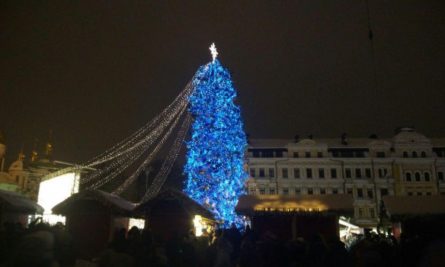 У Києві на Софійській площі 19 грудня, в день Святого Миколая, запалили головну новорічну ялинку України.