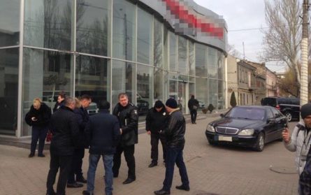 У п'ятницю, 22 грудня, в Одесі сталася стрілянина, один з учасників якої забарикадувався в автосалоні.