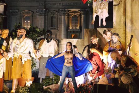 В воскресенье, 24 декабря, за несколько часов до начала рождественской мессы в Ватикане активистка Femen оголила грудь на фоне яслей Иисуса Христа.