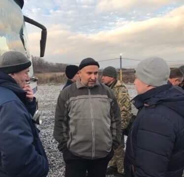На Донбассе начался обмен заложниками, пока были освобождены первые 16 украинских пленных.