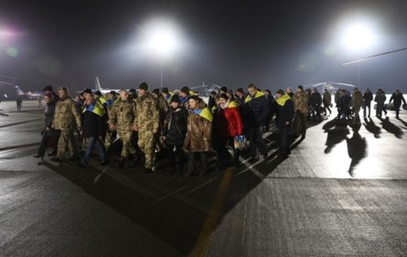 Освобожденные украинские пленные прилетели в аэропорт «Борисполь». Украинских пленных в Киев доставили два воздушных судна.