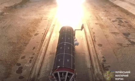 В Україні відбулися випробування двигуна для ракет нового тактичного комплексу Грім-2, розробленого для ураження одиночних і групових стаціонарних цілей.