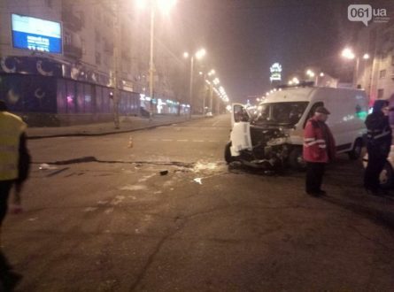 У ніч на 7 січня вантажівка МАН торгової мережі «АТБ» в центрі Запоріжжя проїхала на червоне світло світлофора і врізалася в автомобіль швидкої допомоги, який віз пацієнта.