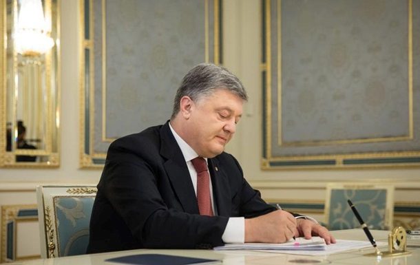 Президент Петро Порошенко у 2017 році позбавив українського громадянства майже 5200 осіб, при цьому прийняв до громадянства України менше 1000 осіб.