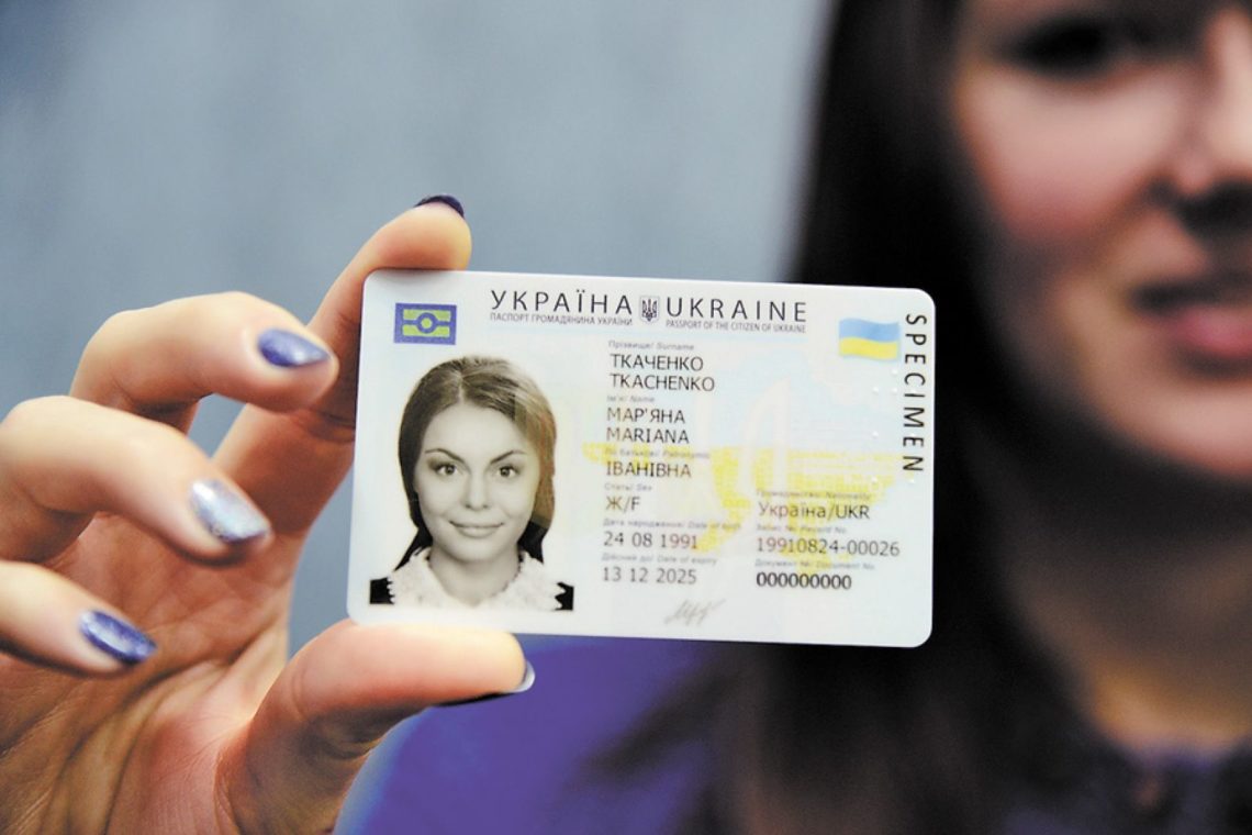 Україна посіла перше місце в рейтингу паспортів серед країн СНД і 44-те в світі, істотно поліпшивши свої позиції завдяки отриманню безвізового доступу до країн Шенгенської зони в 2017 році.