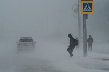 Столицу Казахстана Астану 11 января накрыла снежная буря, в городе объявлена чрезвычайная ситуация.