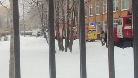 В российской Перми восемь учеников и преподаватель получили ножевые ранения после нападения неизвестных мужчин в масках на школу.
