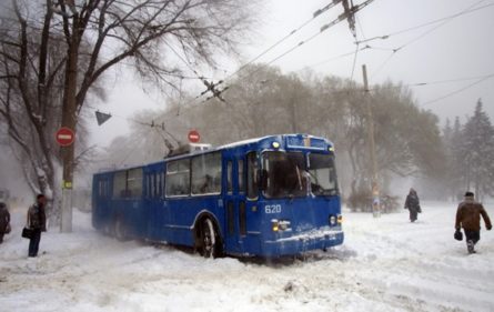 Из-за обильных снегопадов в Одессе частично парализован общественный транспорт, по городу пробки, грузовикам запретили въезд в город.