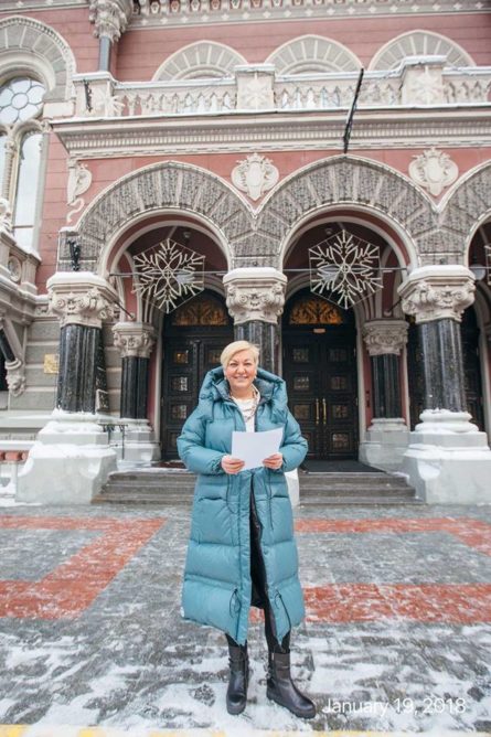 В подтверждение к сказанному на странице обнародовано фото Гонтаревой на фоне центрального здания НБУ с датой 19 января 2018 года.