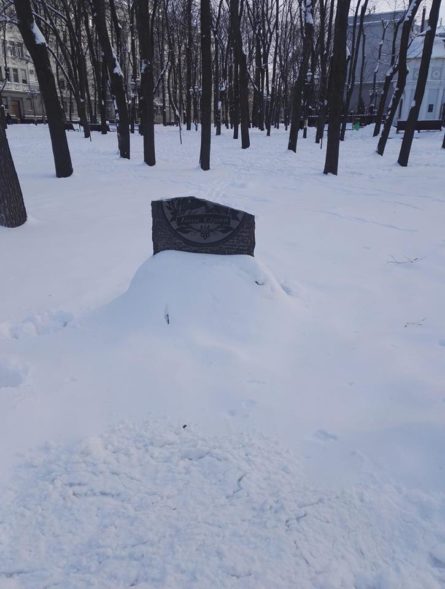 В Харькове 24 января вандалы разбили памятный знак кошевому атаману Запорожской Сечи Ивану Сирко, расположенный в сквере Победы.