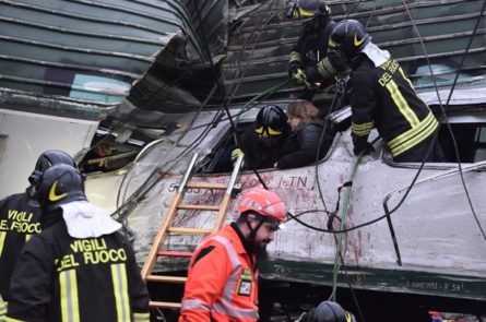 Не менее двух чеоловек погибли и более ста получили различные травмы в результате аварии поезда возле итальянского Милана.