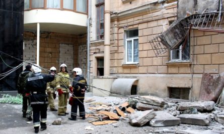 В Одессе по по улице Екатерининской во внутреннем дворе четырехэтажного жилого дома произошло обрушение двух балконов.
