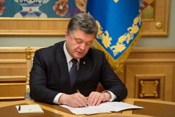 Президент України Петро Порошенко призначив стипендії дітям загиблих у зоні АТО журналістів Віктора Гурняка і Олександра Чернікова.