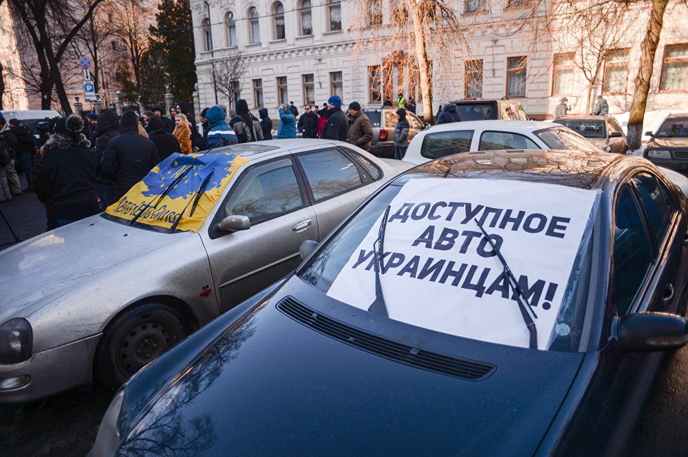 На Хрещатику в Києві кілька сотень автомобілів з єврономерами зібралися на акцію за доступне розмитнення машин.