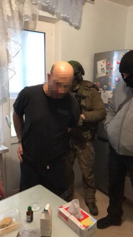 Сотрудники Службы безопасности Украины задержали жителя Киева по подозрению в создании организованной преступной группировки для незаконного отчуждения недвижимости.