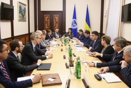 Премьер-министр Владимир Гройсман в понедельник, 12 февраля, провел встречу с главой миссии Международного валютного фонда Роном ван Руденом.