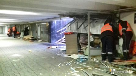 У центрі столиці почався демонтаж МАФів. Зокрема, кіоски зносять у підземних переходах біля станції метро Майдан Незалежності.