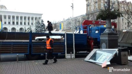 В центре столицы начался демонтаж МАФов. В частности, киоски сносят в подземных переходах возле станции метро Майдан Независимости.