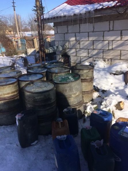 Співробітники СБУ спільно з військовою прокуратурою викрили командування однієї з військових частин Житомирщини на розкраданні 50 тонн паливно-мастильних матеріалів.