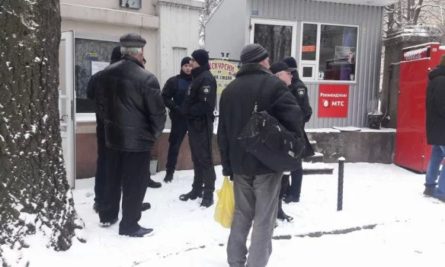 В Одессе несколько десятков человек в балаклавах и вооруженные арматурой захватили территорию и административный корпус санатория Лермонтовский.