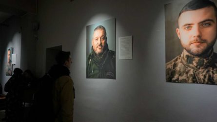 У суботу, 24 лютого, в Києві відкрили фотовиставку фотографій кримських татар, які воюють на Донбасі.