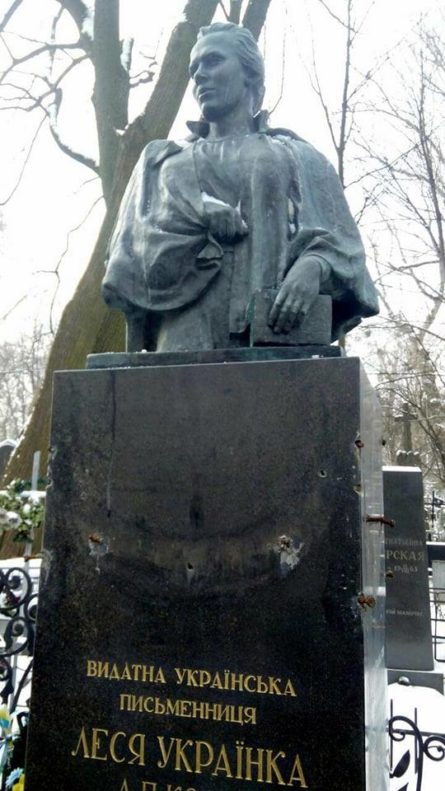 В Киеве вандалы осквернили могилу украинской поэтессы Леси Украинки, украв с памятника бронзовые гирлянды.