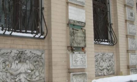 Неизвестные украли бюст поэтессы Леси Украинки c фасада здания Музея Леси Украинки в Киеве.