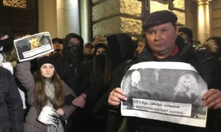 Во Львове представители националистических организаций блокированием Оперного театра вынудили певицу Ирину Билык публично признать Россию страной-агрессором.