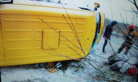 У Львівській області перекинувся мікроавтобус із пасажирами, троє з них отримали тілесні ушкодження.