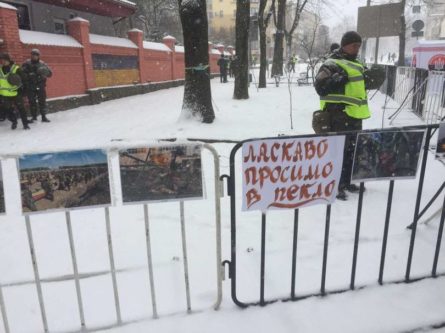 На протесті біля Генерального консульства РФ у Львові активісти встановили і спалили мініатюрну копію Кремля.
