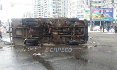 В воскресенье, 18 марта, в Дарницком районе Киева трамвай столкнулся с грузовиком и сошел с рельсов.