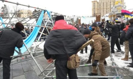 Поліція затримала двох учасників акції на Майдані за демонтаж конструкцій з українською символікою.