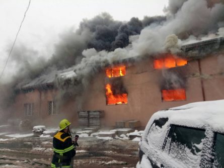 В Нереснице Тячевского района Закарпатской области во вторник, 20 марта, загорелся четырехэтажный торговый центр, ориентировочная площадь пожара составляет около тысячи квадратных метров.