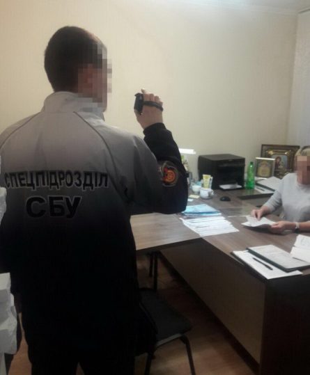 Правоохоронці затримали в Миколаївській області начальницю одного з районних управлінь юстиції.