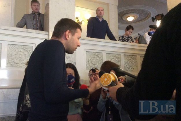 Народный депутат Владимир Парасюк в четверг, 22 марта, отказался проходить осмотр при входе в Верховную Раду и устроил потасовку.