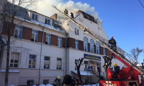 У четвер, 22 березня, в центрі Чернівців (на вулиці 28 червня) виникла масштабна пожежа в будівлі транспортного коледжу.