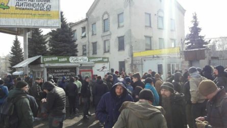 Правоохоронні органи в п'ятницю вранці, 23 березня, проводять обшуки на території заводу АТЕК у Києві, де партія Національний корпус орендує кілька будівель.