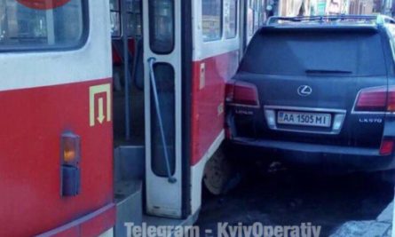 На улице Дмитриевской в центре Киева 15-й трамвай сошел с рельс и врезался в припаркованный Lexus.
