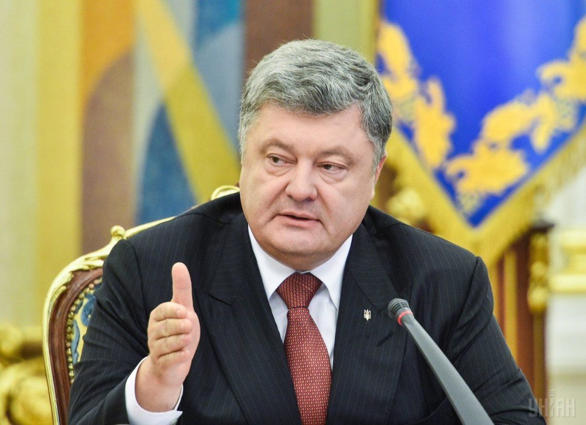 Президент України Петро Порошенко за 2017 рік задекларував понад 16 млн грн доходу, з яких лише 336 тисяч гривень становить заробітна плата глави держави.