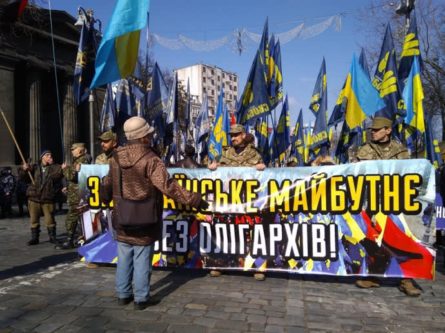 В центре Киева собирается организованное шествие представителей националистических партий, целью которого является митинг под стенами Кабмина, Верховной Рады и Администрации президента.