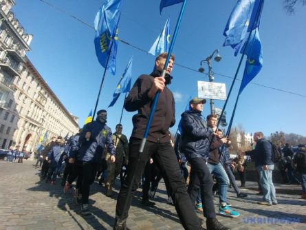 У центрі Києва збирається організована хода представників націоналістичних партій, метою якої є мітинг під стінами Кабміну, Верховної Ради та Адміністрації президента.