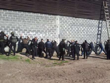 В Черкасской области полиция задержала 50 человек по подозрению в попытке рейдерского захвата сельского предприятия.