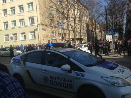В центре Харькова на улице Чайковского, 7/9 произошла стрельба, в результате которой ранены два человека.