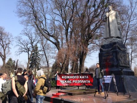 У Маріїнському парку Києва в пятницю, 13 квітня, націоналісти з угруповання С14 зірвали покладання квітів до пам'ятника радянському генералу Миколі Ватутіну.