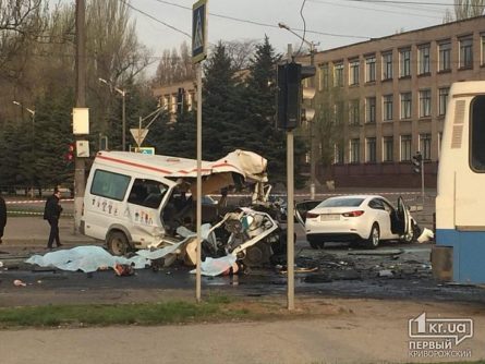 У Кривому Розі в результаті ДТП за участю маршрутки №261, автобуса і легкового автомобіля за попередніми даними загинуло вісім осіб, ще 12 постраждало.