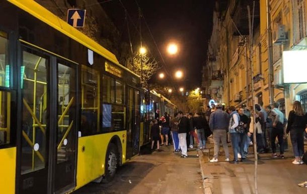 У Києві на вулиці Малій Житомирській у тролейбусі сталася бійка, за різними даними один або двоє людей отримали незначні ножові поранення.